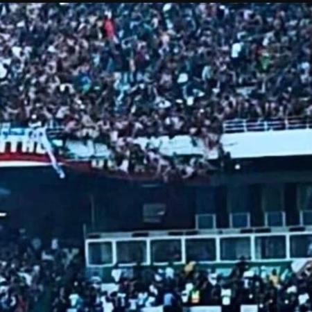 Arquibancada cede em jogo na Argélia; três morrem e dezenas ficam feridos Arquibancada cede em jogo na Argélia; três morrem e dezenas ficam feridos