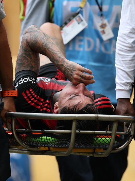 Pulgar deixa campo de maca durante jogo entre Flamengo e Bayern de Munique no Mundial de Clubes Pulgar deixa campo de maca durante jogo entre Flamengo e Bayern de Munique no Mundial de Clubes