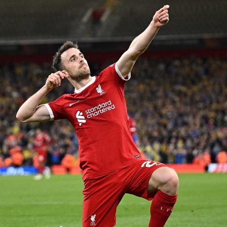 Diogo Jota celebra gol pelo Liverpool