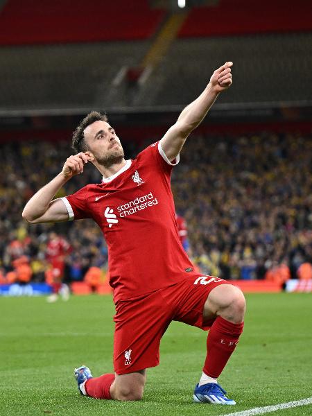 Diogo Jota celebra gol pelo Liverpool