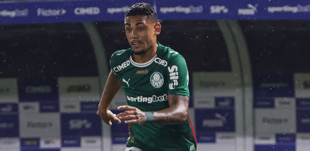 Palmeiras encaminha venda de atacante para time de Messi por R$ 30 milhões