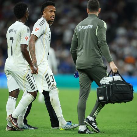 Éder Militão, do Real Madrid, sentiu lesão e teve que ser substituído no primeiro tempo de Real Madrid x Alavés