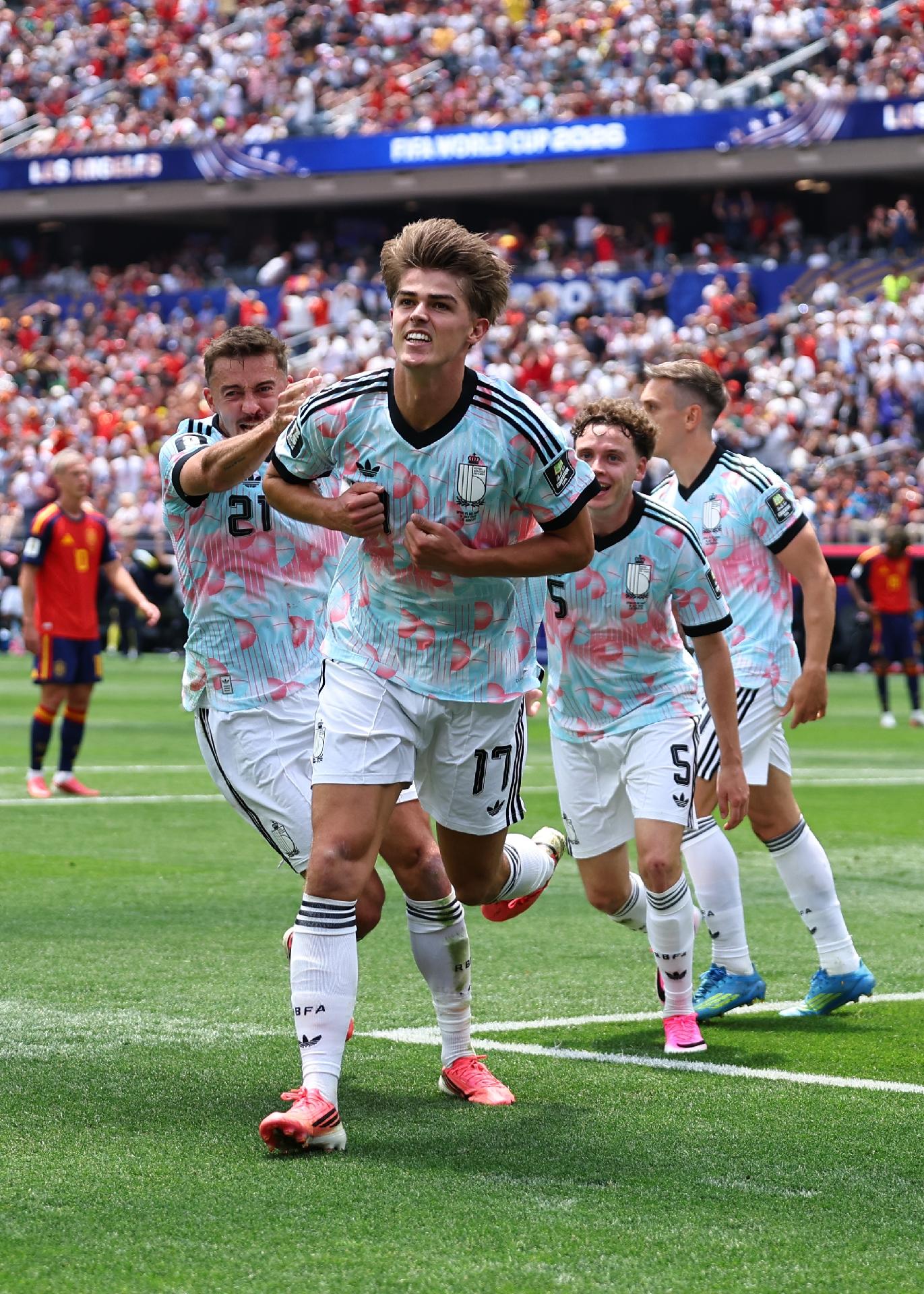 Charles De Ketelaere comemora gol da Bélgica contra a Espanha, nas quartas de final da Copa do Mundo - undefined