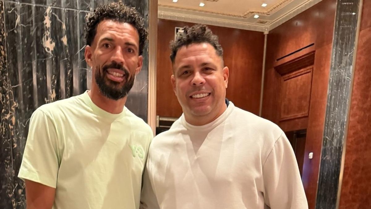 Vozinha encontra Ronaldo, pede foto e brinca: 'Ia fazer muitos gols em mim'