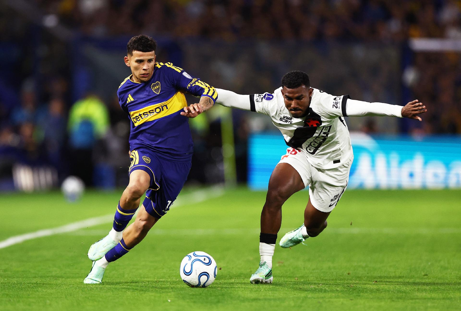 Cuiabano e Leonel Flores disputam bola em Boca Juniors x Vasco, pela Sul-Americana - undefined
