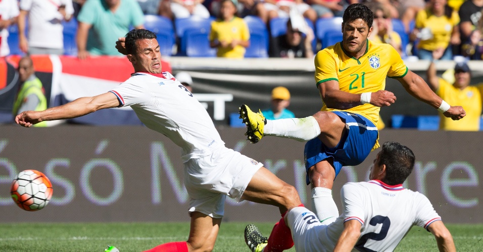 Brasil vence Costa Rica e chama mais atenção com banco do 