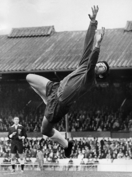 goleiro Gordon Banks, da equipe do Stoke City, durante jogo do Campeonato Inglês - AFP PHOTO/CENTRAL PRESS