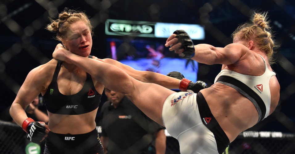 15.nov - Australiana Holly Holm acerta canelada no queixo de Ronda Rousey, no golpe que derrubou a então invicta campeã do UFC, e conquistou o título peso galo da organizção