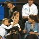 Família Federer reunida! Mirka (de preto e com óculos na cabeça), mulher do tenista, acompanha uma de suas filhas cuidar do filho enquanto o pai participa de evento promocional do Aberto da Austrália - Fiona Hamilton/Reuters
