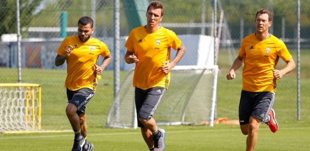Dani Alves vestiu pela primeira vez a camisa da Juventus e treinou com os novos companheiros - Reprodução/Twitter