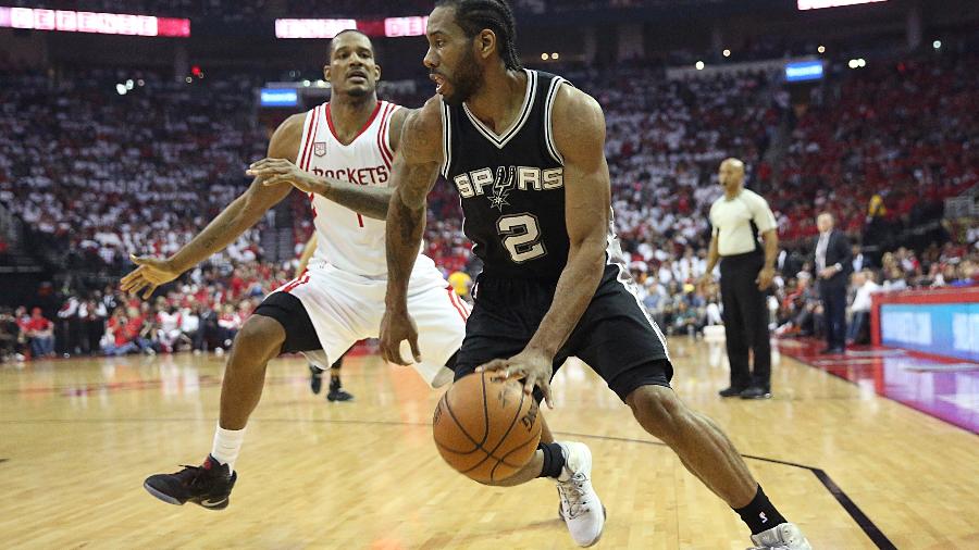 Kawhi Leonard passa por Trevor Ariza durante Spurs x Rockets - Thomas Shea/USA Today Sports