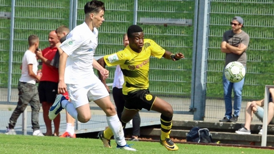 Youssoufa Moukoko em ação por equipe de base do Borussia Dortmund - Divulgação/Bundesliga