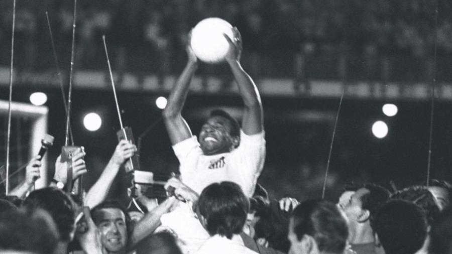 Pelé comemora a façanha dos mil gols em partida contra o Vasco em 1969 - Reprodução