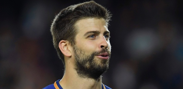 Gerard Piqué em ação durante jogo do Barcelona - Lluis Gene/AFP