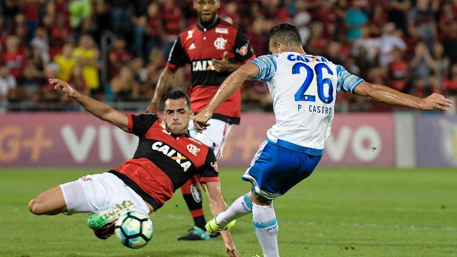 Pedro Castro, do Avaí, disputa lance com Rhodolfo, do Flamengo, em duelo pelo Brasileiro de 2017 - Thiago Ribeiro/AGIF