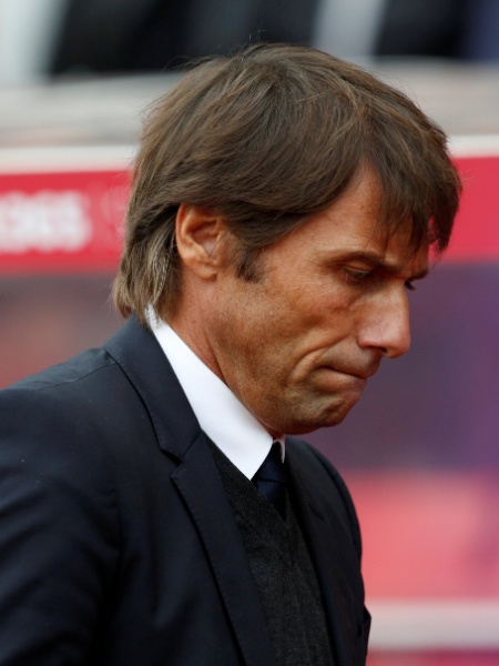 O técnico Antonio Conte, do Chelsea, admitiu sentir saudade da Itália - Craig Brough/Reuters