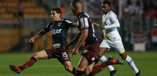 Hernanes tenta a jogada pelo São Paulo contra a Chapecoense - Marcello Zambrana/AGIF