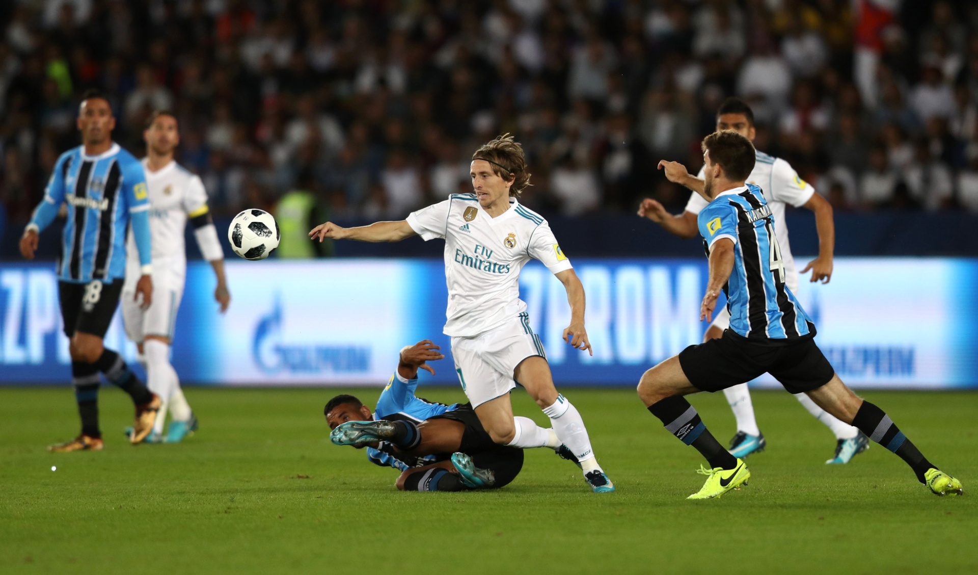 Modric encara a marcação do Grêmio na final do Mundial de Clubes - François Nel/Getty Images