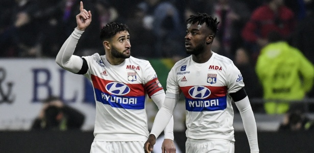 Fekir (esq.) comemora o gol de falta para o Lyon contra o PSG - Jeff Pachoud/AFP - Jeff Pachoud/AFP