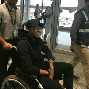 Neymar chega ao Rio de Janeiro de cadeira de rodas - Reprodução/Instagram - Reprodução/Instagram
