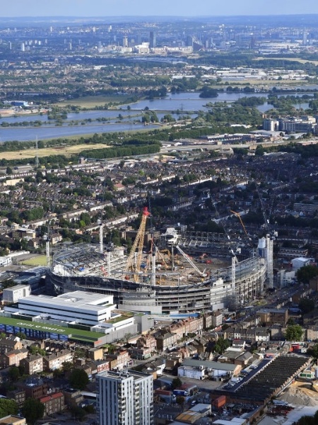 Com obras de novo estádio atrasadas (foto de julho de 2017), Tottenham seguirá atuando em Wembley - Dan Mullan/Getty Images
