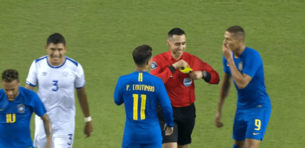 Árbitro Jair Marrufo (EUA) sorri após mostrar cartão amarelo a Neymar - Reprodução/SporTV