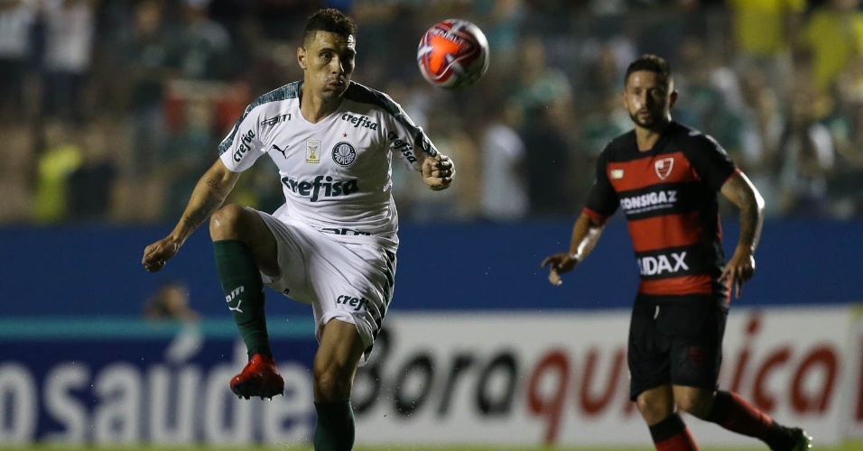 Com sequência como volante, Moisés pode se tornar substituto de Bruno Henrique