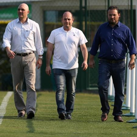 Galiotte, Cícero Souza e Mattos caminham na Academia de Futebol do Palmeiras, em 2017