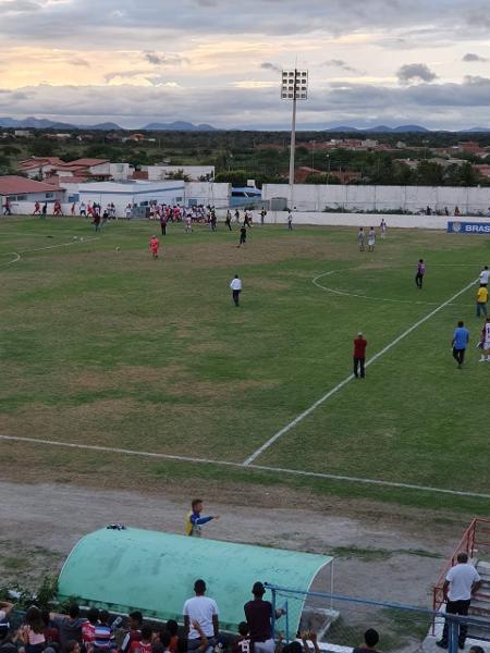 Ao fundo, torcedores do América causam confusão para tentar roubar faixa da torcida do Jacuipense - Marcos Lopes/Arquivo pessoal - Marcos Lopes/Arquivo pessoal