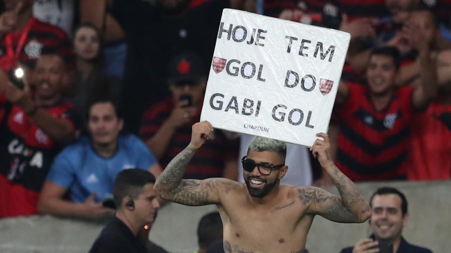 Gabigol comemora classificação do Flamengo com placa em sua homenagem - Ricardo Moraes/Reuters