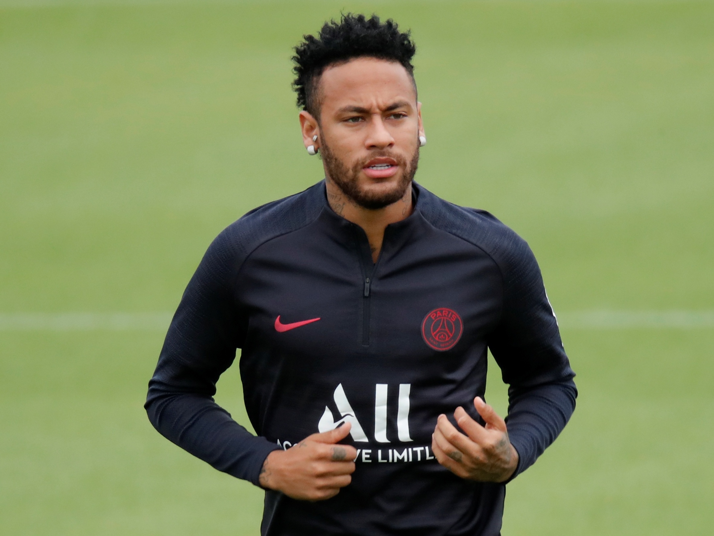 Neymar é chamado de desperdício pela France Football