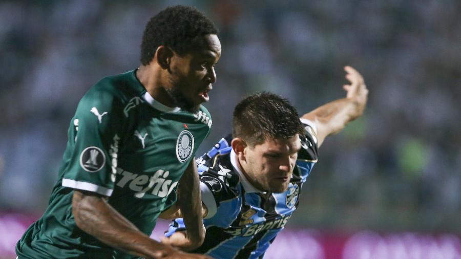 Luiz Adriano abriu o placar para o Verdão, que acabou levando a virada do Grêmio - Marcello Zambrana/AGIF