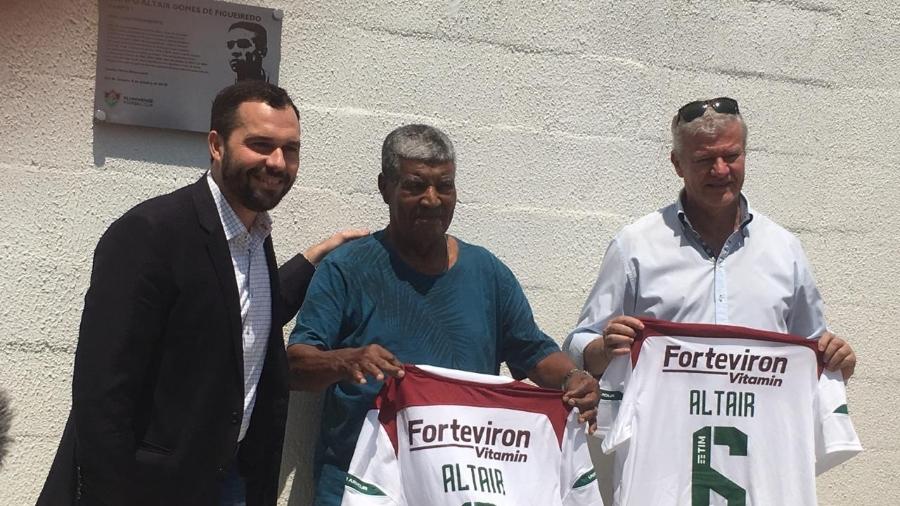 Mario Bittencourt e ex-jogadores Jair Marinho e Peri inauguram placa em homenagem a Altair, que passa a dar nome a um campo do CT do Fluminense - Caio Blois/UOL