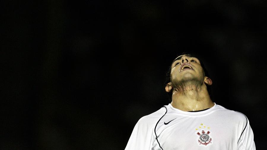 Tevez em ação pelo Corinthians: atacante argentino fez dois gols na virada sobre o Cianorte - Maurício Lima/AFP Photo