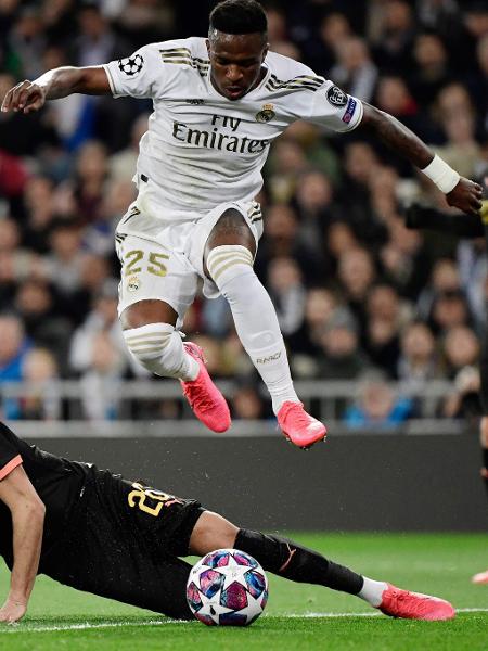 Vinícius Jr disputa lance com Mahrez em jogo do Real Madrid contra o Manchester City pela Liga dos Campeões - Javier Soriano/AFP