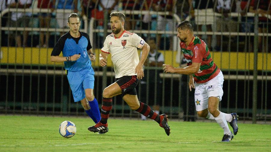 Diego, meia do Flamengo, conduz a bola em duelo com a Portuguesa, pelo Carioca de 2019 - Alexandre Vidal / Flamengo