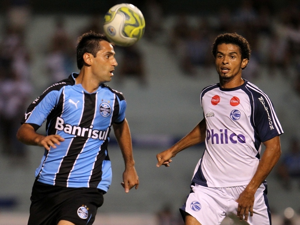 Corinthians vence o Grêmio com gol de Jô e embala no Brasileirão