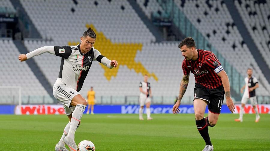 Cristiano Ronaldo e Romagnoli disputam bola em Juventus x Milan pela semifinal da Copa da Itália, hoje (12) - Divulgação/Juventus