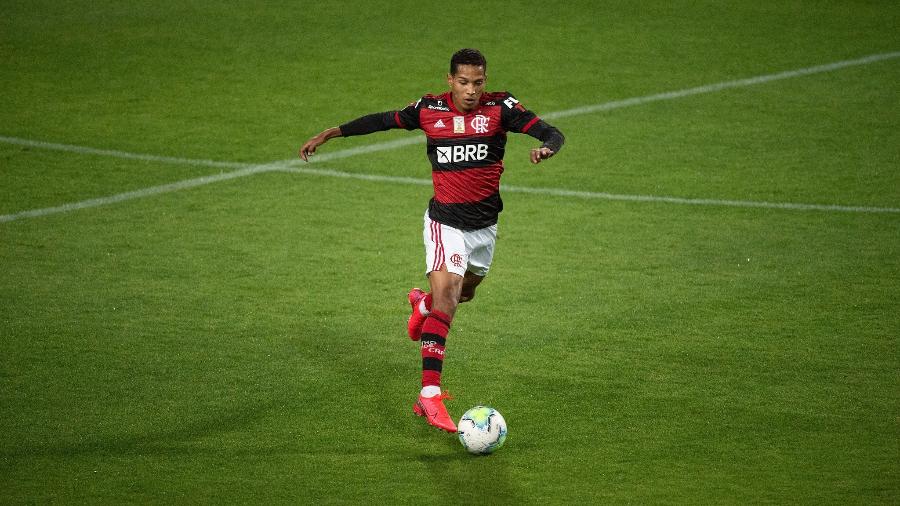 Lateral-direito João Lucas foi titular do Flamengo no duelo com o Coritiba. Jogador está a caminho do Equador - Alexandre Vidal / Flamengo
