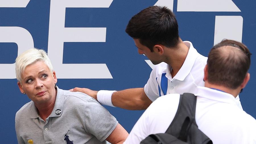 Novak Djokovic e a juíza que foi atingida por uma bolada no US Open - Al Bello/Getty Images