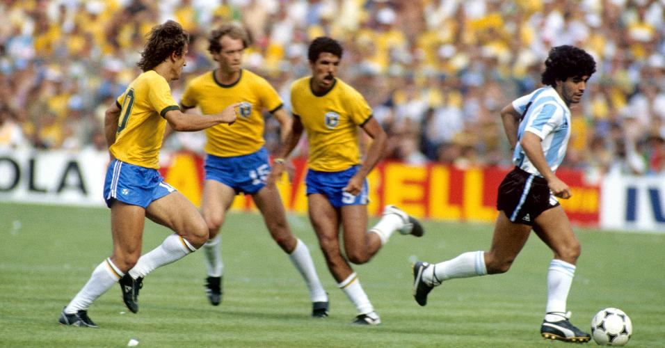 Diego Maradona em jogo contra o Brasil na Copa do Mundo de 1982 