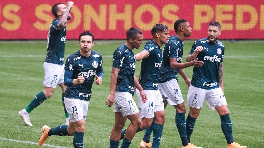 Jogadores do Palmeiras comemoram gol marcado por Raphael Veiga, contra o Ceará, na Copa do Brasil - Marcello Zambrana/AGIF