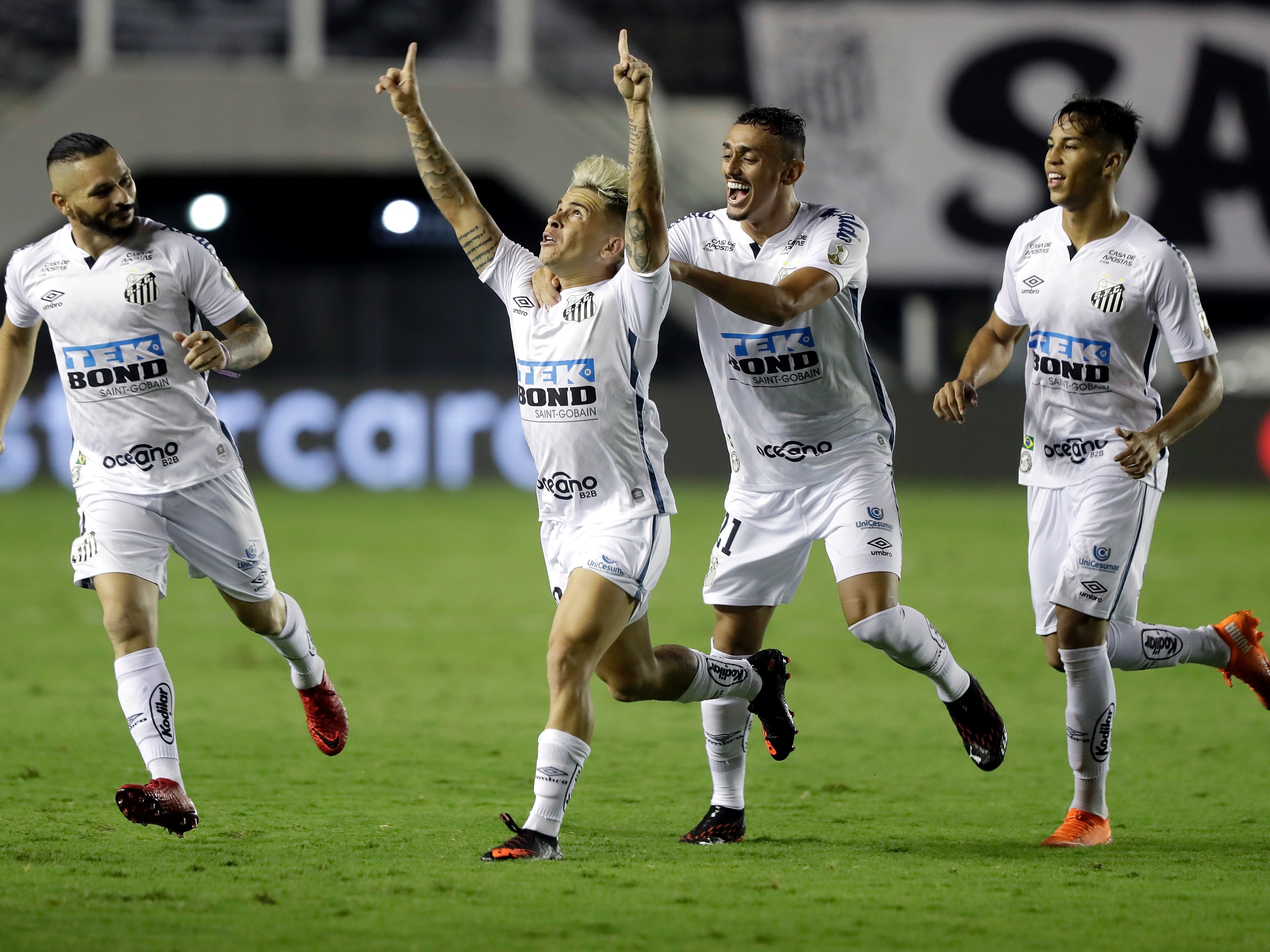 Em jogo com 3 gols anulados, Santos e Inter ficam no 0 x 0