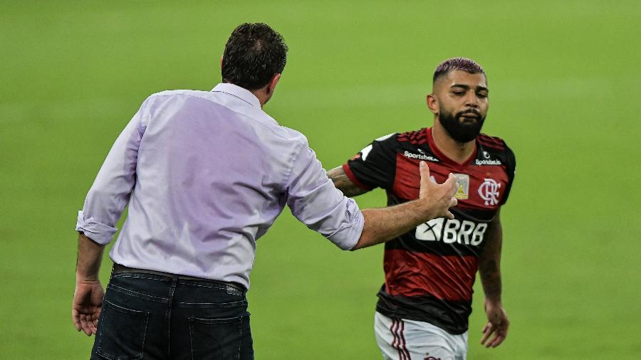 Gabigol cumprimenta o técnico Rogério Ceni após marcar gol pelo Flamengo contra o Vasco - Thiago Ribeiro/Thiago Ribeiro/AGIF