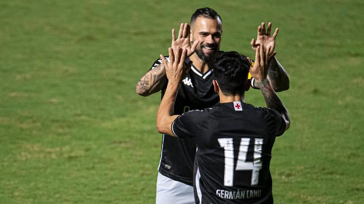 Leandro Castán celebrates Vasco's goal with Germán Cano - Jorge Rodrigues/AGIF - Jorge Rodrigues/AGIF