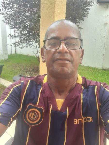 Cafezinho veste camiseta do Madureira; ex-lateral ficou marcado por briga com Romário, em 1997 - Arquivo pessoal