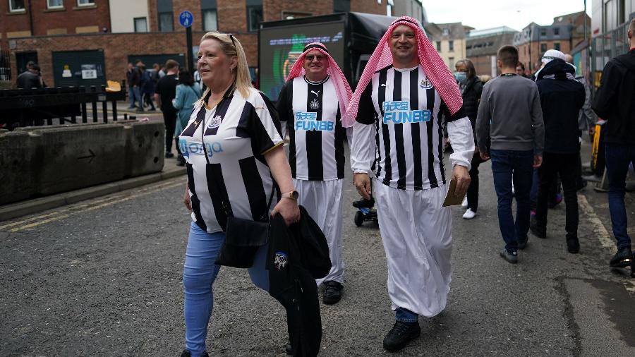 Torcedores do Newcastle têm se fantasiado com trajes árabes desde a compra do time -  Ian Forsyth/ Colaborador/Getty Images