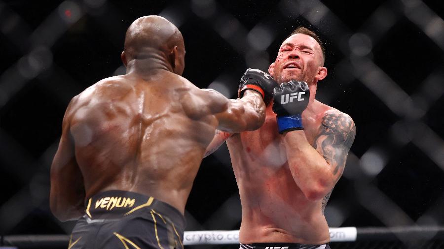 Kamaru Usman golpeia Colby Covington em sua luta pelo título dos meio-médios durante o evento do UFC 268  - MIKE STOBE / GETTY IMAGES VIA AFP