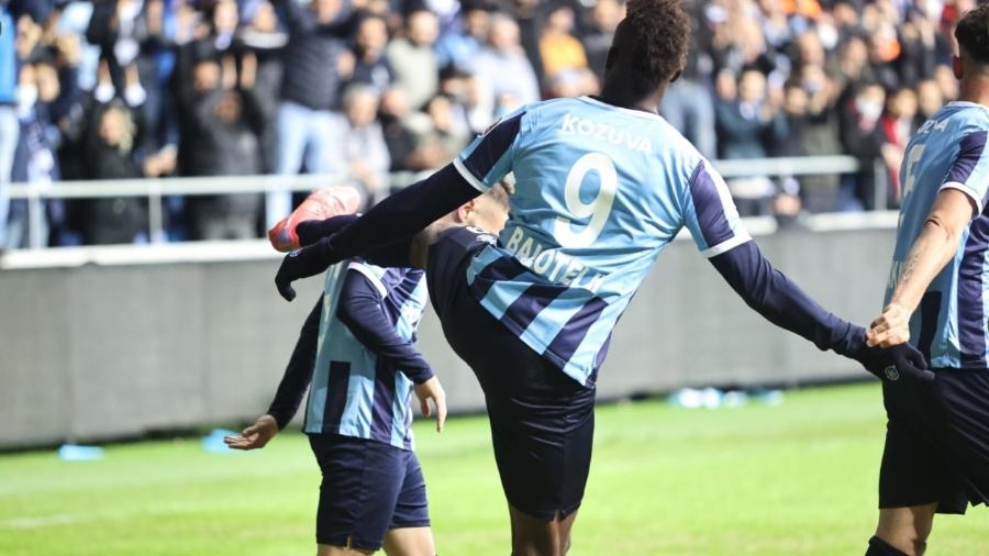 Mario Balotelli dá chute na cabeça de Yunus Akgün, seu companheiro de time no Adana Demirspor - Reprodução/Twitter_AdsKulubu