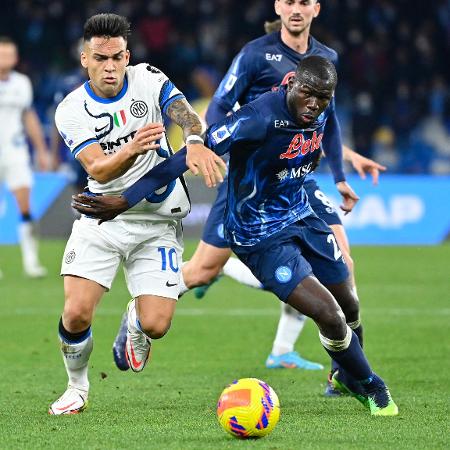Lautaro Martinez, da Inter, disputa a bola com Koulibaly, do Napoli - Alberto Pizzoli/AFP